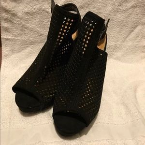 Black wedges